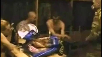 Rubia amateur chupada y follada en sexo grupal