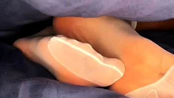 Pink Foxx tira as meias pretas na cama sozinha