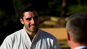 Блондинка с брюнеткой скачут на члене