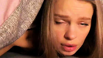 Трахни эту горячую куклу, кончи ей в киску