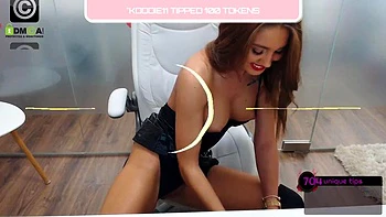 Babe de peitos grandes se despe pelada no chat