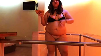 Fette BBW Pole-Dancer strippt und fickt