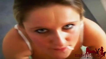 Novia recibe chorros de leche en la cara tras mamada intensa