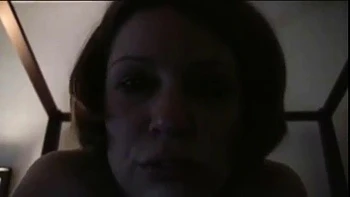 Жена делает грязный любительский минет