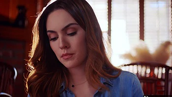 Freya Parker brune se fait baiser avec une grosse queue noire