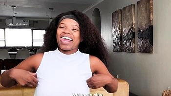 18-jährige schwarze Model wird hart in die Fotze gefickt