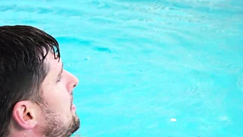 Latina à grosses seins baisée à la gorge en plein air