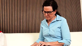 Похотливая брюнетка MILF получает жаркий трах в зрелую киску