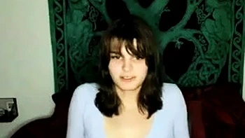 Brune asiatique se branle avec long gode