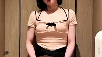 Elia Blaine blitzt öffentlich und fickt sich solo