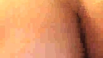 Deux bites noires baisent la salope en chaleur devant son mari