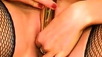 Блондинка дрочит в чулках