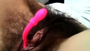 Amadora peluda se masturba com brinquedos webcam POV