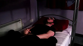 Zwei CFNM-Mädchen blasen und masturbieren den Glückspilz