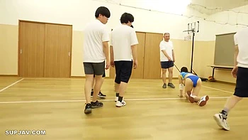 Trainingslager-Gangbang: Heiße Beraterin nutzt geheimes Konto