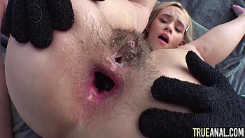 Khloe Kingsley se folla el culo duro con polla grande