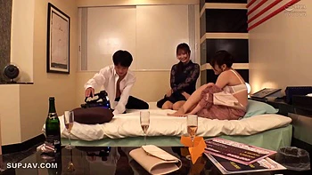 Азиатское трое: молодые жены и женатый мужик