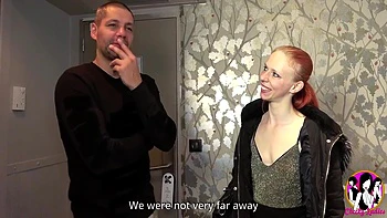 Heiße Rothaarige wird hart in den Arsch gefickt