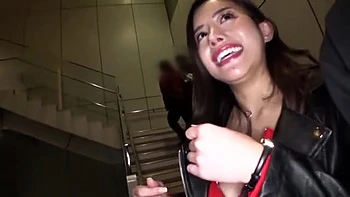 Asiatisches Girl mit Riesenbrüsten und fettem Arsch fickt titfuck mit Lotion und heißem Kuss