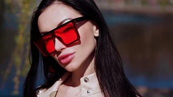 Sasha Rose fickt hart mit vibrierendem Rose-Plug anal