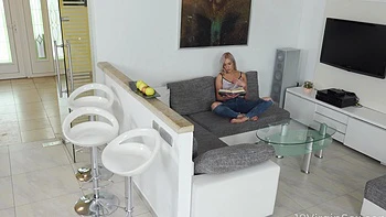 Блондинка-подросток Анжелика Грейс дрочит пальцами в трусиках