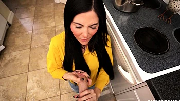 Теодора Дэй жестко сосёт и дрочит пальцами