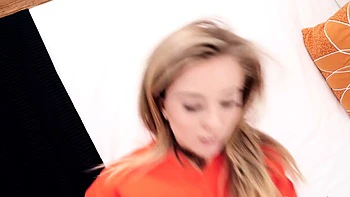 Jeune blonde suce un gros cock en POV hardcore