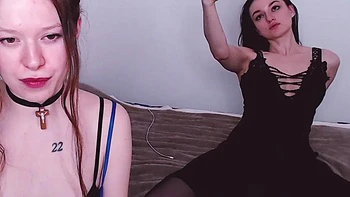 Viktoryia et amie : ados brunes et rousses en teasing