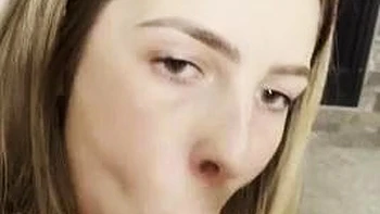 Amadora dando boquete e sendo foda no doggy