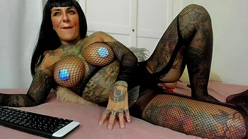 Милфа широко разводит ноги для любительского траха на камеру