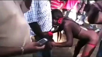 Stripteaseuses baisées hardcore dans orgie au parc