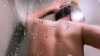 Milf com peitões se masturbando com dildo