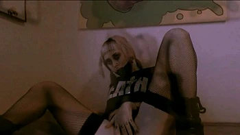 Jeune amateur en lingerie se masturbe devant la webcam