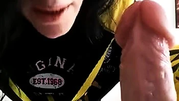 Adolescente amadora se masturba com brinquedos no cu em close