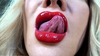 Dommelia baise les lèvres de maman