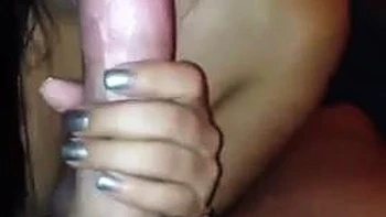 Amateur fickt Schwanz und bekommt Sperma ins Gesicht