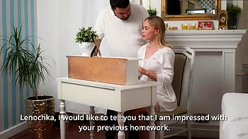 Невинная блондинка сосёт огромный член и трахнута