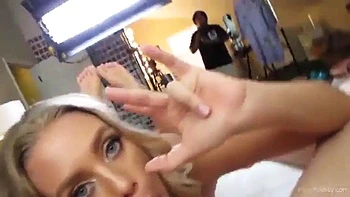 Blonde baiseuse suce profondément en coulisses