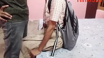 Chica desi chupó polla y apretó sus tetas