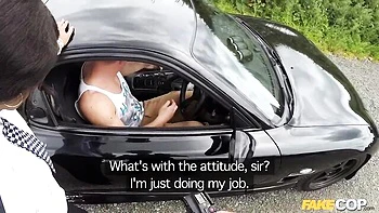 Falsos policiais fodem MILF ébano de peitos enormes
