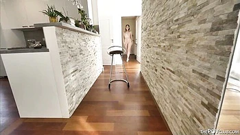 Blonde milf baise BBC en POV, salope à côté