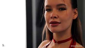 Ira Veter morena peituda de lingerie vermelha