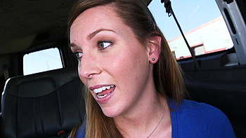 Morena leva facial depois de foder na van de dinheiro