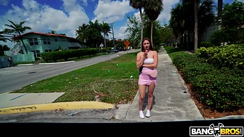 Brune sexy aux seins parfaits se fait baiser