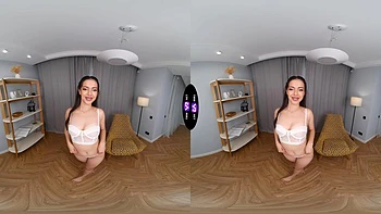 Brune aux gros seins se masturbe à l'intérieur