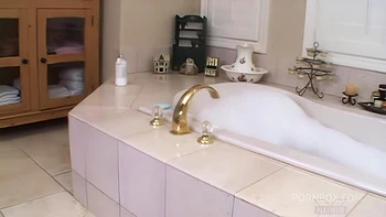 Isabel Ice necesita montones de pollas dentro de ella