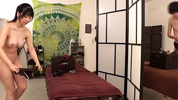 Chica glamorosa con tetas G-cup recibe masaje con aceite y chupa polla ajena