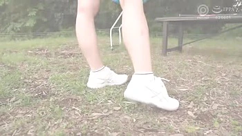 Chica japonesa E-cup folla al aire libre en cosplay deportivo