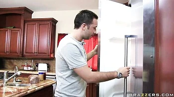 Loira milf Rhylee adora chupar pau grande e cavalgada na quatro