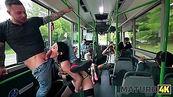 Milf Vitoria monta gran polla con creampie